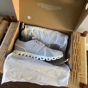 Brand new, never worn MENS size 11 on clouds